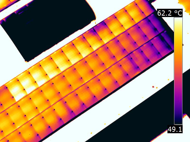 Infrarotbild PV-Anlage auf einem Dach, thermische Auffälligkeiten, Hotspots, (FLIR™ T 620) Fehler an PV Anlage Stringausfall