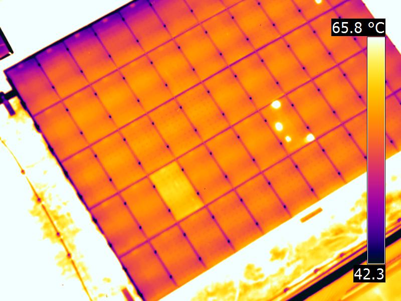 Infrarotbild-Bild zeigt defekte PV-Anlage-Glasbruch-detektiert mit der Thermografiedrohne Infrarotbild Luftaufnahme defekte Solaranlage in Sachsen