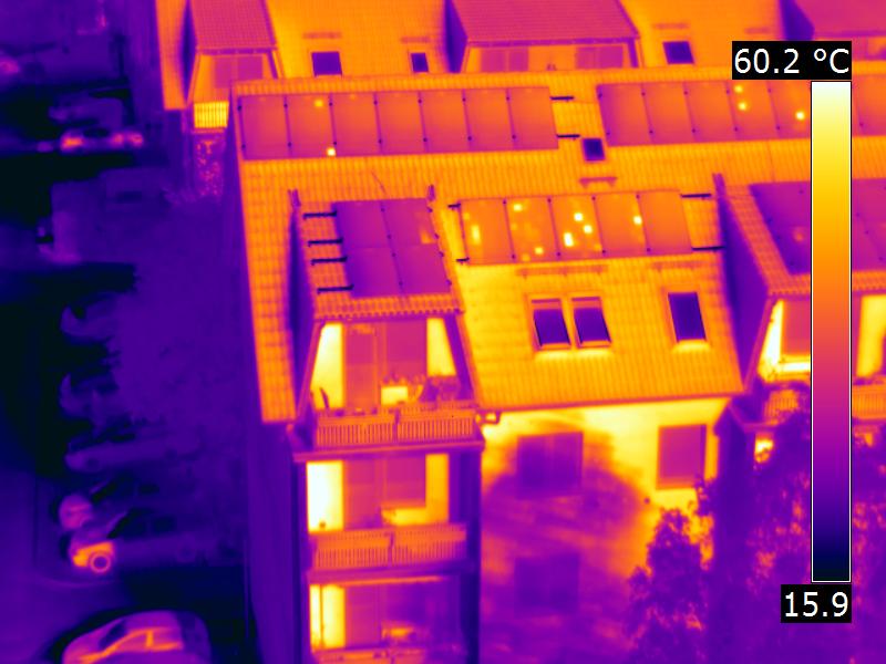 Fehler an PV-Anlage, Infrarot-Luftbild enstanden in Thüringen: Patchworkmuster an 60 von 120 PV-Modulen Infrarotbild Solaranlage Blitzeinschlag Thueringen